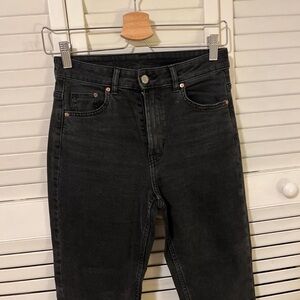 Black straight jeans. High waist and ankle length.